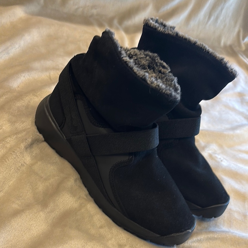 Nike Black Winter Boots with Plush Lining - Picture 8 of 8
